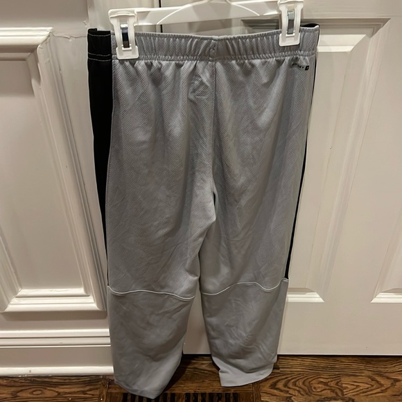 Size large Old Navy, active lightweight performance pants, and light grey - Picture 7 of 8
